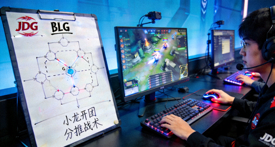 LPL焦点战战术板与选手操作画面截图